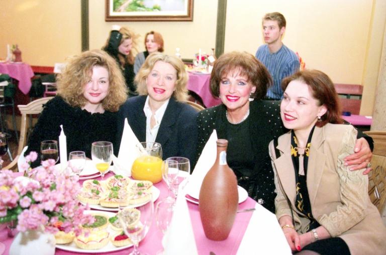 На фото: дочь В. И. Талызиной российская актриса Ксения Леонидовна Хаирова, народная артистка РСФСР Валентина Илларионовна Талызина, удостоенная титула "Дарующая радость", народная артистка РСФСР Наталья Николаевна Фатеева, удостоенная титула "Лучезарная улыбка" в ресторане "Не горюй!" на церемонии вручения премий зрительских симпатий "Не горюй!", учрежденной актером Вахтангом Константиновичем Кикабидзе совместно с журналом "7 дней", 1998 год.