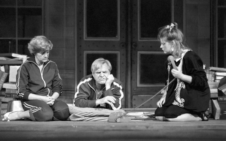 На фото: Валентина Талызина в роли Алевтины Васильевны, Леонид Марков в роли Балтазарова и Ирина Муравьева в роли Людмилы (слева направо) в спектакле "Цитата" по пьесе в стихах Леонида Зорина (режиссер Павел Хомский),1987 год.