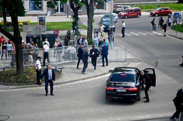 На фото: телохранители увозят премьер-министра Словакии Роберта Фицо после того, как он был ранен, 15 мая 2024 года.