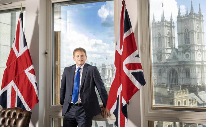 На фото: министр обороны Великобритании Грант Шэппс