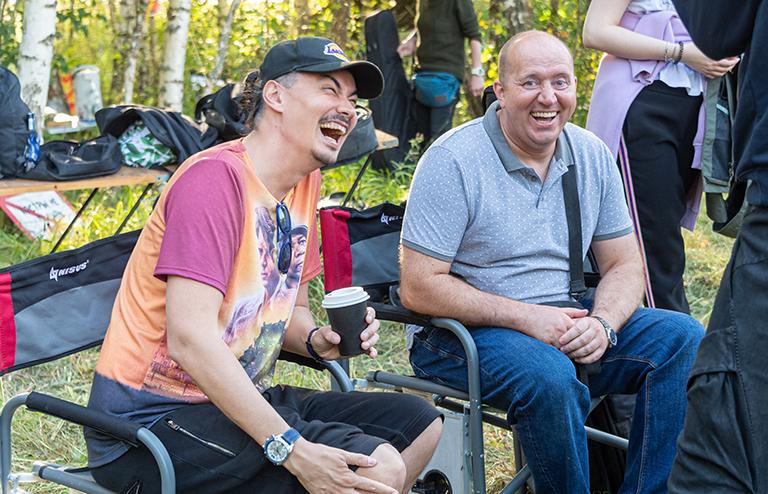 На фото: сценарист Жора Крыжовников (слева) и актер Сергей Бурунов на съемках фильма