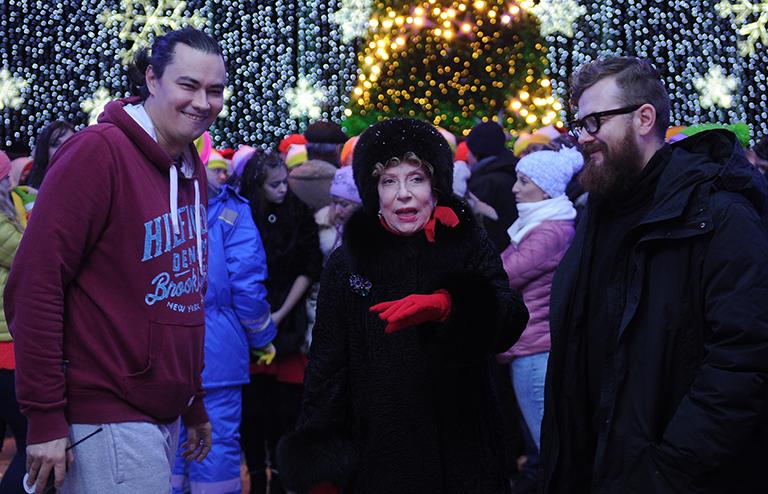 На фото: режиссер Жора Крыжовников (слева) и актриса Инна Чурикова на съемочной пл