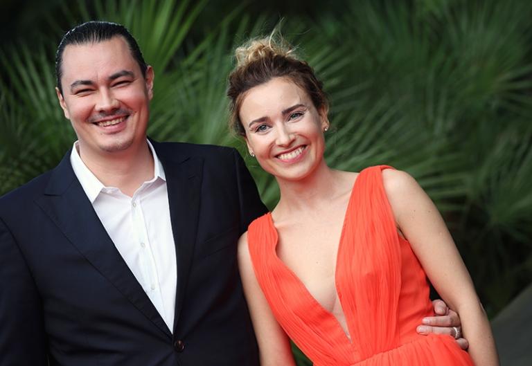 На фото: режиссер Жора Крыжовников с супругой актрисой Юлией Александровой перед церемонией открытия XXVII Открытого российского кинофестиваля "Кинотавр", 2016 год.