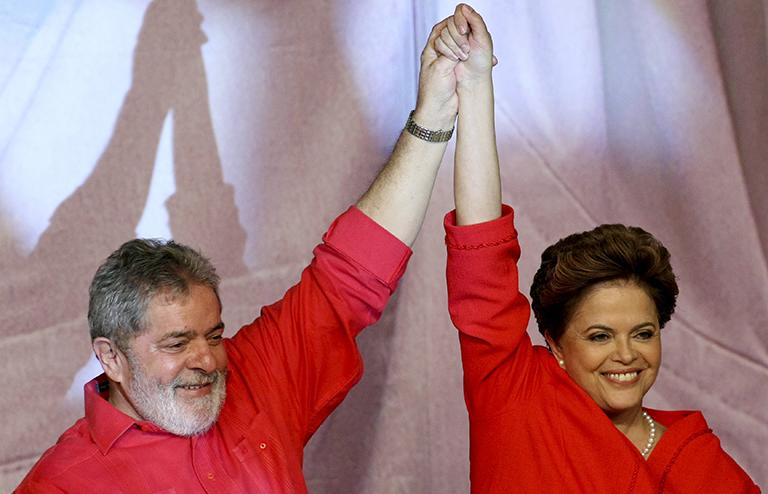 На фото: президент Бразилии Луис Инасиу Лула да Силва (слева) и бывший министр Дилма Руссефф (справа) во время Национального съезда Рабочей партии (PT), на котором объявляется о назначении Руссефф официальным кандидатом на предстоящих президентских выборах в Бразилии,2010