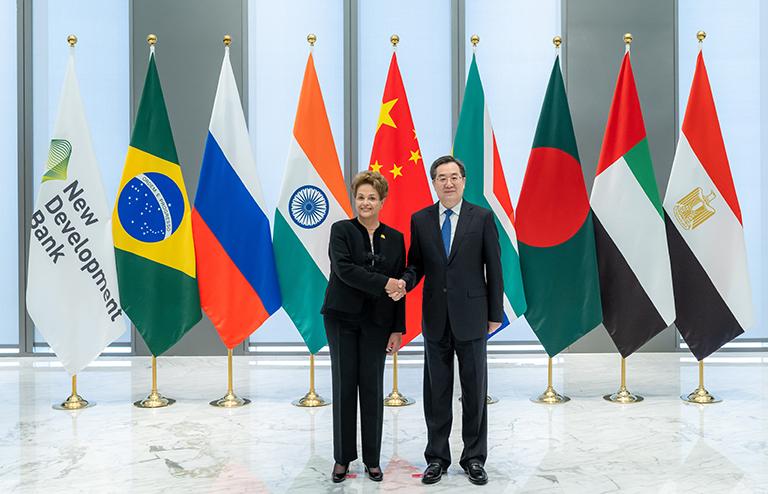 На фото: вице-премьер Китая Дин Сюэсян, также член Постоянного комитета Политбюро Центрального комитета Коммунистической партии Китая, встретился с Дилмой Руссефф, президентом Нового банка развития (НБР)