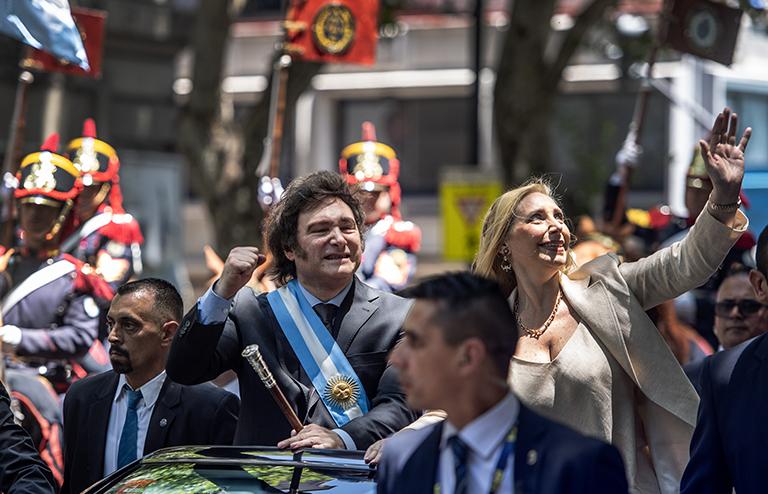 На фото: Хавьер Милей, новый президент Аргентины, едет со своей сестрой Кариной Милей, 2016