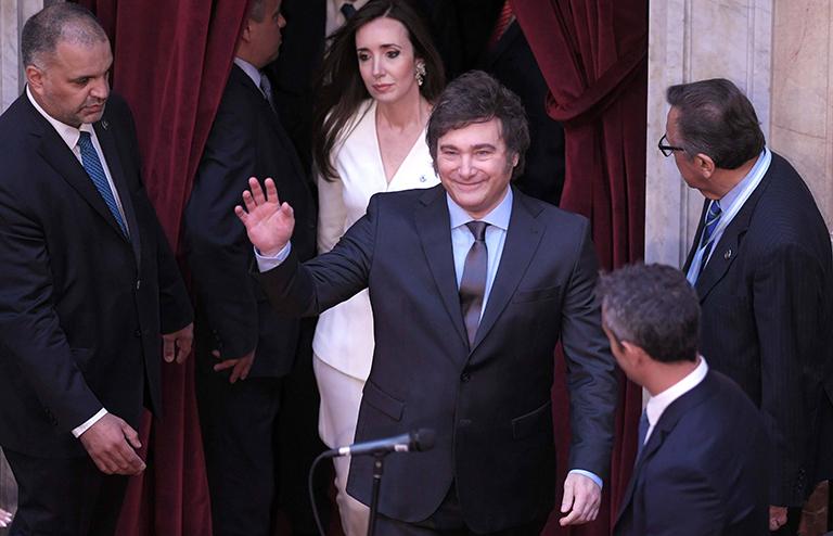 На фото: Хавьер Милей вступил в должность президента Аргентины в Буэнос-Айресе