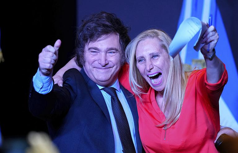На фото: кандидат в президенты Аргентины от правой коалиции "Свобода наступает" Хавьер Милей и его сестра Карина Милей после победы во втором туре президентских выборов, 2023