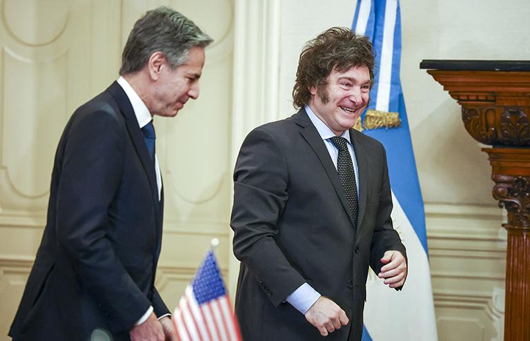 На фото: президент Аргентины Хавьер Милей и госсекретарь США Энтони Блинкен (справа налево) во время встречи