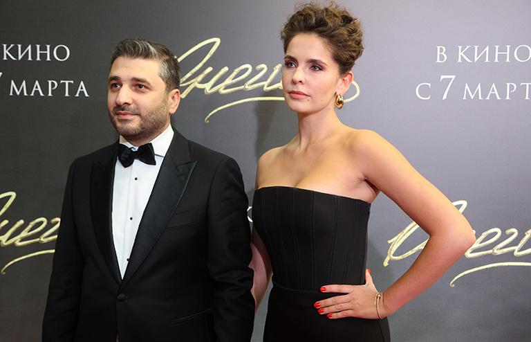 На фото: режиссер Сарик Андреасян и актриса Елизавета Моряк на премьере фильма "Онегин"