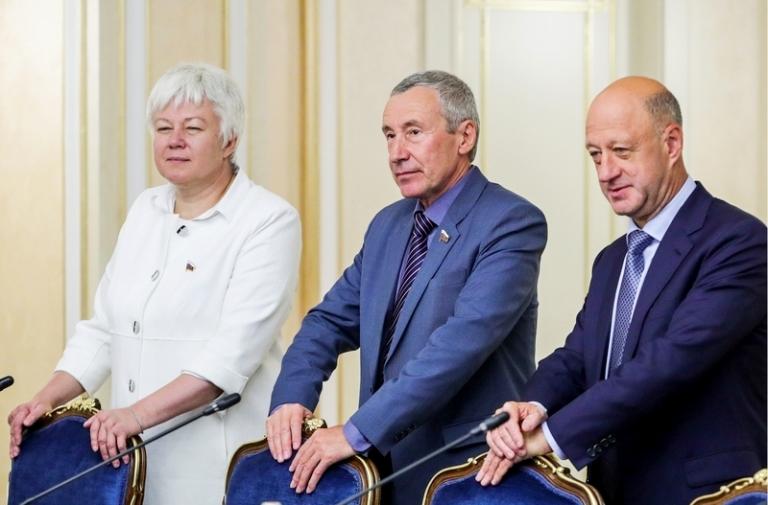 На фото: член комитета Совета Федерации РФ по международным делам Ольга Тимофеева, заместители председателя комитета Совета Федерации РФ по международным делам Андрей Климов и Александр Бабаков (слева направо) во время встречи членов комитета Совета Федерации РФ по международным делам с делегацией американских экспертов по контролю над вооружениями в Совете Федерации РФ, 2018 год