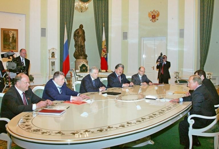 На фото: президент России Владимир Путин (справа) во время встречи с руководителями депутатских фракций: Геннадий Зюганов (КПРФ), Владимир Жириновский (ЛДПР), спикер Госдумы Борис Грызлов, Сергей Бабурин ("Народная воля") и Александр Бабаков ("Родина") (слева направо), 2006 год