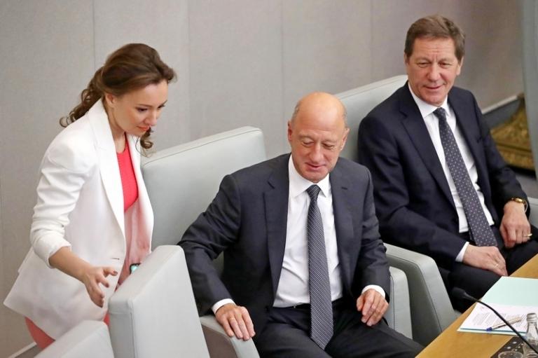 На фото: депутаты Госдумы РФ Анна Кузнецова, Александр Бабаков и Александр Жуков (слева направо) на первом пленарном заседании Государственной думы 8-го созыва, 2021 год