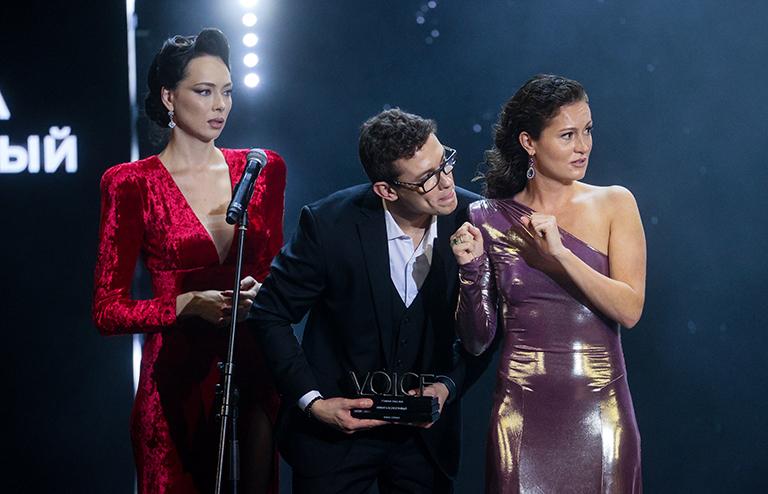 На фото: актриса Настасья Самбурская, актер Никита Кологривый и актриса Рената Пиотровски на "ГОЛОСЕ. Главные лица" в Театре имени Пушкина в Москве