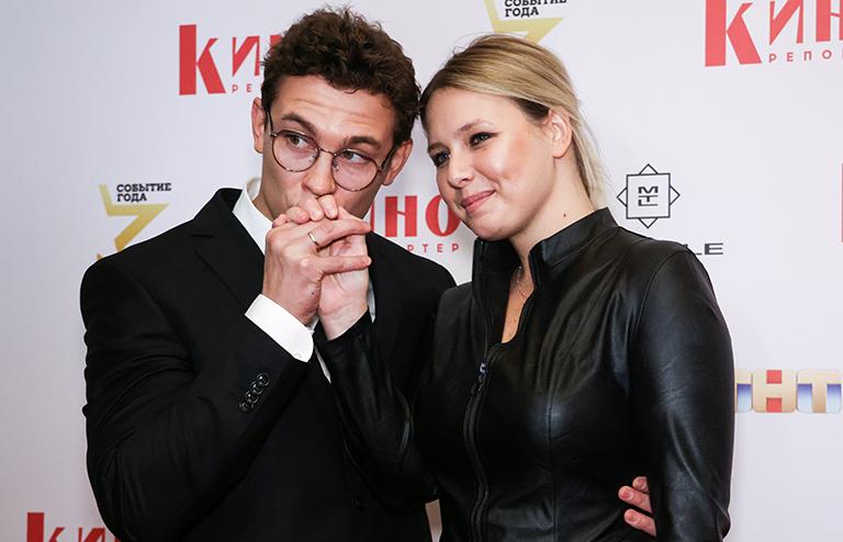На фото: актер Никита Кологривый и актриса Александрина Питиримова во время сбора гостей перед церемонией награждения лауреатов юбилейной 10-й премии "Событие года" журнала "Кинорепортер" 