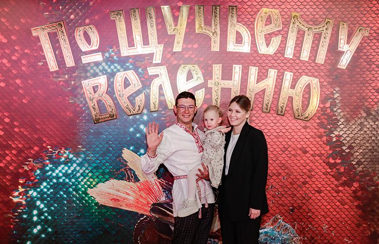 На фото: актер Никита Кологривый, его супруга актриса Александрина Питиримова и дочь Есения на премьере фильма "По щучьему велению" режиссера Александра Войтинского