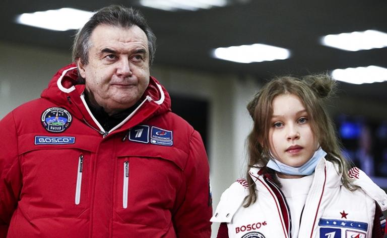 На фото: режиссер Алексей Учитель и его с Юлией Пересильд дочь Анна во время ожидания прибытия членов съемочной группы фильма "Вызов" на аэродроме Чкаловский,17 октября 2021