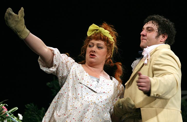 На фото: Мария Аронова и Михаил Полицеймако в спектакле "Маленькие комедии"