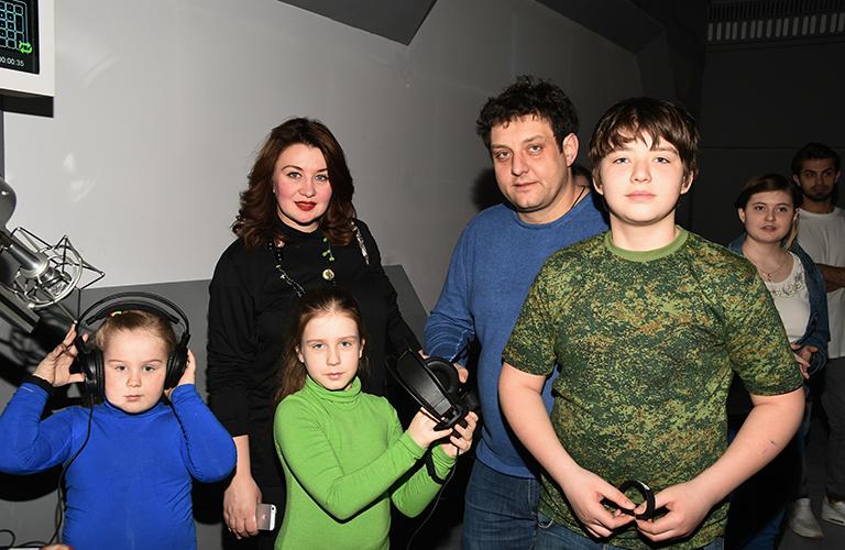 На фото: Михаил Полицеймако с женой Ларисой, дочерьми Эмилией и Софией, сыном Никитой, 2016