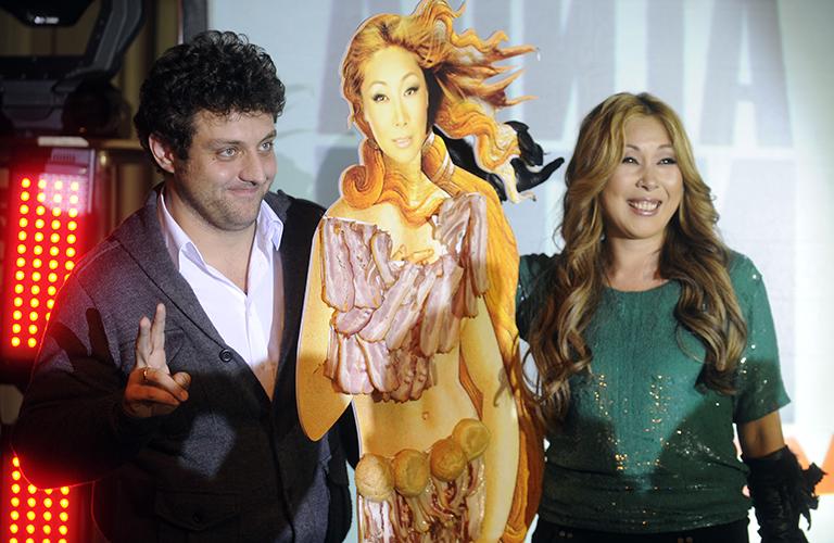 На фото: актер Михаил Полицеймако и певица Анита Цой на презентации интерактивного телеканала "Анита Цой