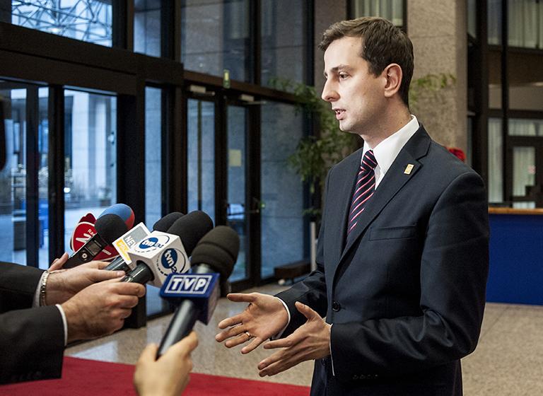 На фото: министр труда и социальной политики Польши Владислав Косиняк-Камыш проводит пресс-конференцию, 2012