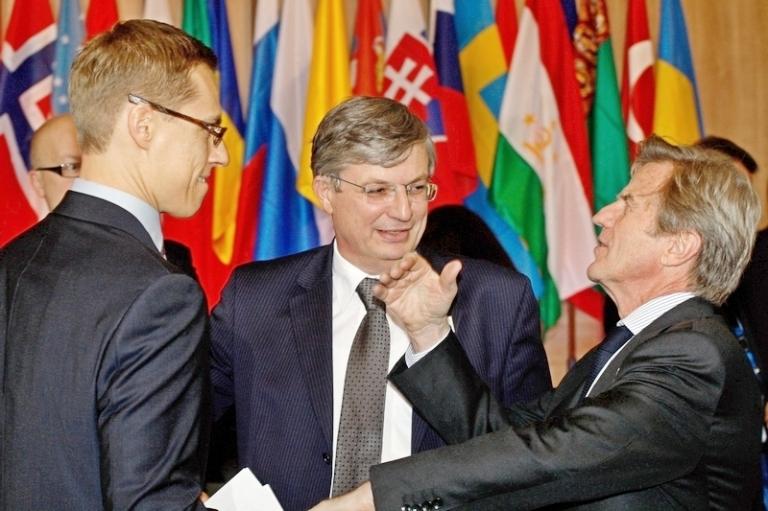 На фото (слева направо): министр иностранных дел Финляндии Александр Стубб, Энтони Борг (Мальта), Бернар Кушнер (Франция). Министры иностранных дел и высокопоставленные представители 56 государств-участников ОБСЕ встретились, чтобы обсудить будущее европейской безопасности на встрече Совета министров ОБСЕ, 2009 год.