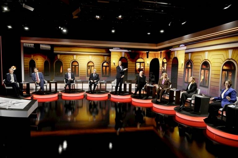 Кандидаты на пост следующего президента Финляндии перед дебатами в Хельсинки, Финляндия, в среду, 13 декабря 2023 года. На фото (слева направо): Хьяллис Харкимо, Мика Аалтола, Олли Рен, Пекка Хаависто, Александр Стубб (стоит), Юсси Халла-ахо, Ютта Урпилайнен, Ли Андерссон и Сари Эссайя. 