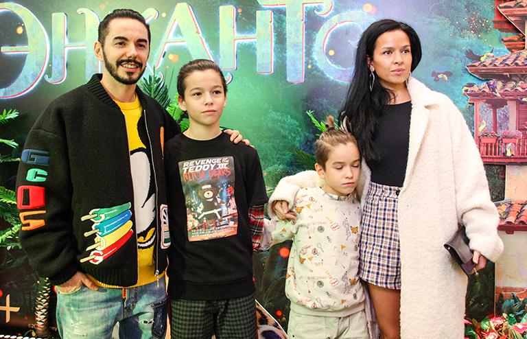На фото: Тимур Родоигез с женой Анной и сыновьями, 2023