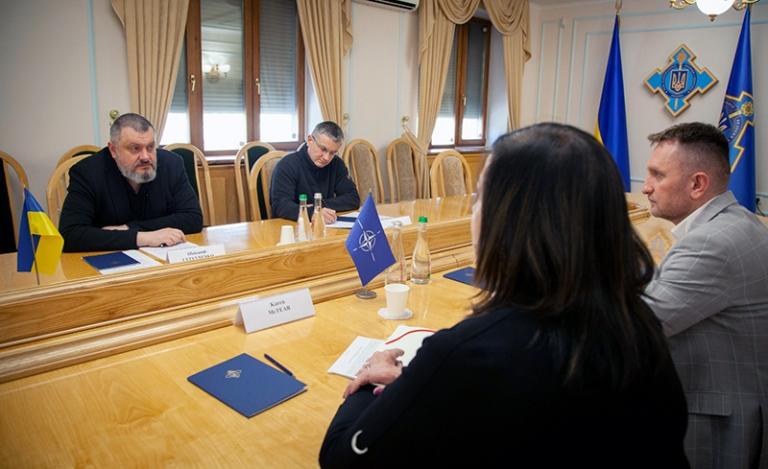 На фото: секретарь СНБО Александр Литвиненко во время обсуждения вопроса усиления сотрудничества между Украиной и НАТО с главой представительства НАТО в Украине