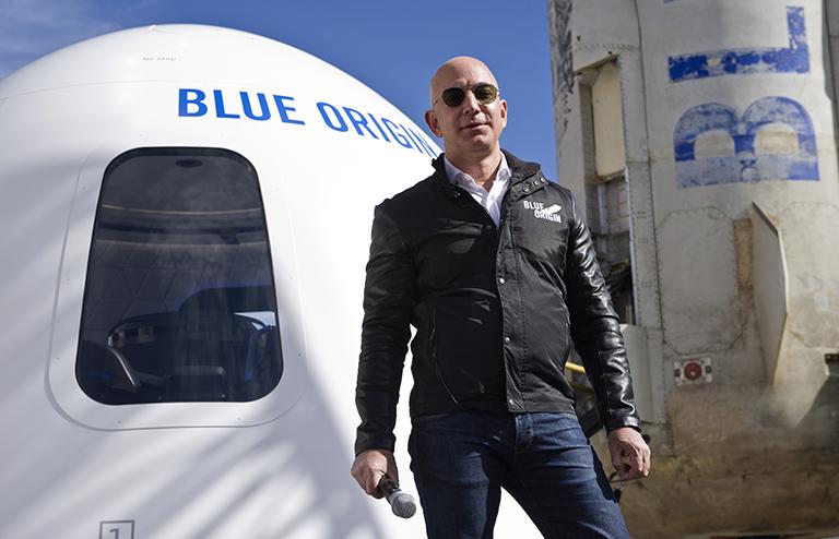 На фото: Джефф Безос на космическом симпозиуме в Колорадо-Спрингс в 2017 году