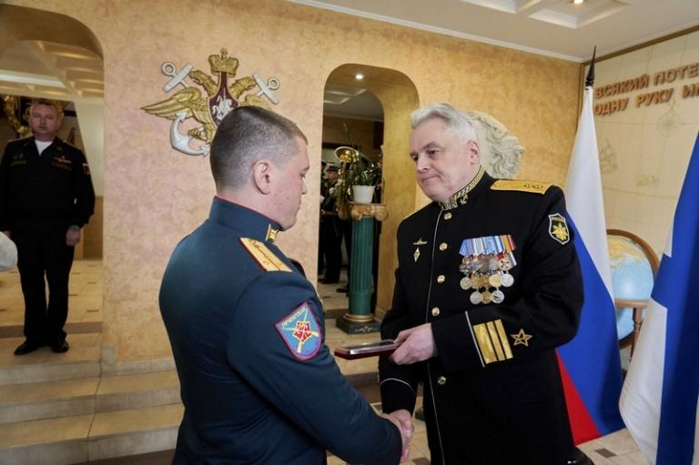 На фото: начальник штаба флота вице-адмирал Константин Кабанцов поздравил начальников управлений, отделов и служб с юбилейной датой и вручил ряду военнослужащих флота государственные награды. Северный флот отметил 290 лет со дня образования