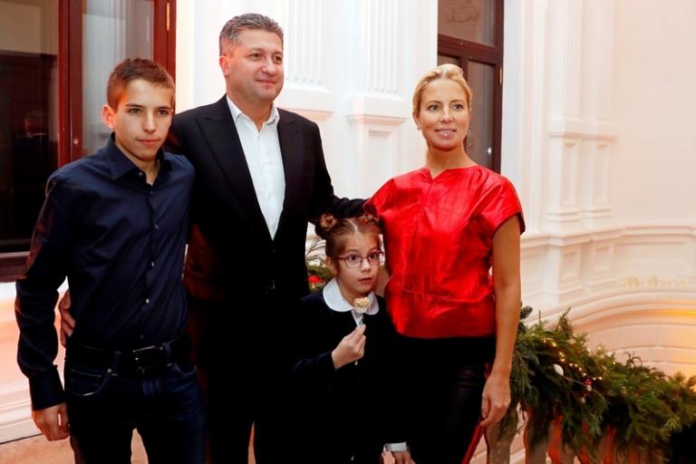 На фото: заместитель министра обороны РФ Тимур Иванов, его жена глава Metropol Fashion Group Светлана Захарова и дети Майкл и Дарья во время новогодней елки журнала Tatler в доме Спиридонова, Москва, 2017 год.