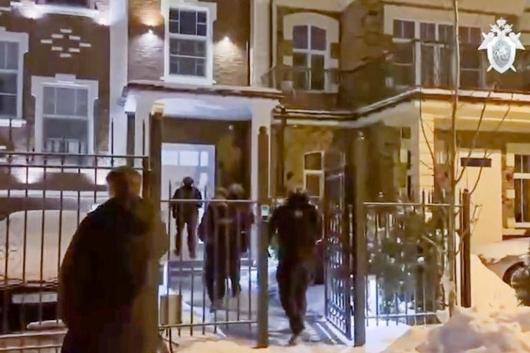 На фото: сотрудники правоохранительных органов у дома семьи блогеров Чекалиных, которых заподозрили в неуплате налогов на 300 миллионов рублей. В пресс-службе ведомства сообщили, что блогер Валерия Чекалина (известная под ником Лерчик) с июля 2020 по июль 2022 года, применяя упрощенную систему налогообложения, получив доход от фитнес-марафонов и не желая уплачивать НДС и НДФЛ, привлекала в качестве пособников родственников. В результате она не уплатила 300 миллионов рублей, 07 марта 2023 года.