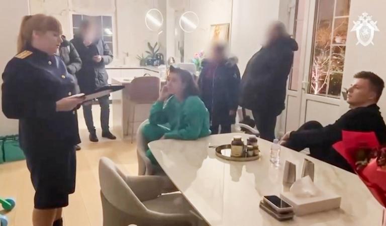 На фото: сотрудники правоохранительных органов во время обыска в доме семьи блогеров Чекалиных, которых заподозрили в неуплате налогов на 300 миллионов рублей. В пресс-службе ведомства сообщили, что блогер Валерия Чекалина (известная под ником Лерчик) с июля 2020 по июль 2022 года, применяя упрощенную систему налогообложения, получив доход от фитнес-марафонов и не желая уплачивать НДС и НДФЛ, привлекала в качестве пособников родственников. В результате она не уплатила 300 миллионов рублей, 07 марта 2023 года.