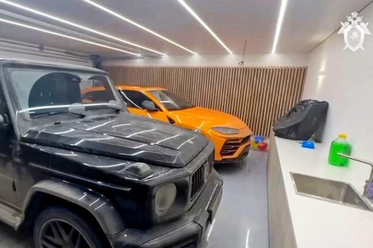 На фото: автомобили Mercedes-Benz и Lamborghini Urus в доме семьи блогеров Чекалиных, которых заподозрили в неуплате налогов на 300 миллионов рублей, во время обыска, 07 марта 2023 года.