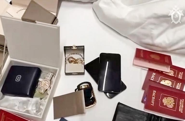 На фото: личные вещи, паспорта РФ и США и ювелирные украшения в доме семьи блогеров Чекалиных, которых заподозрили в неуплате налогов на 300 миллионов рублей, во время обыска, 07 марта 2023 года.