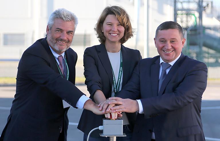 На фото: вице президент компании "Каргилл" Роджер Янсон, заместитель министра сельского хозяйства РФ Оксана Лут и губернатор Волгоградской области Андрей Бочаров (слева направо) на открытии завода по переработке масличных культур "Каргилл Новоаннинский", 2018