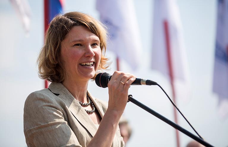 На фото: заместитель министра сельского хозяйства РФ Оксана Лут во время церемонии спуска на воду сухогруза проекта RSD59 "Идель 3", 2019