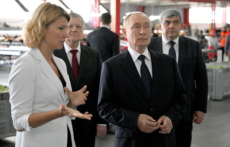 На фото: министр сельского хозяйства РФ Оксана Лут, полномочный представитель президента РФ в Северо-Кавказском федеральном округе Юрий Чайка, президент РФ Владимир Путин и глава Кабардино-Балкарии Казбек Коков