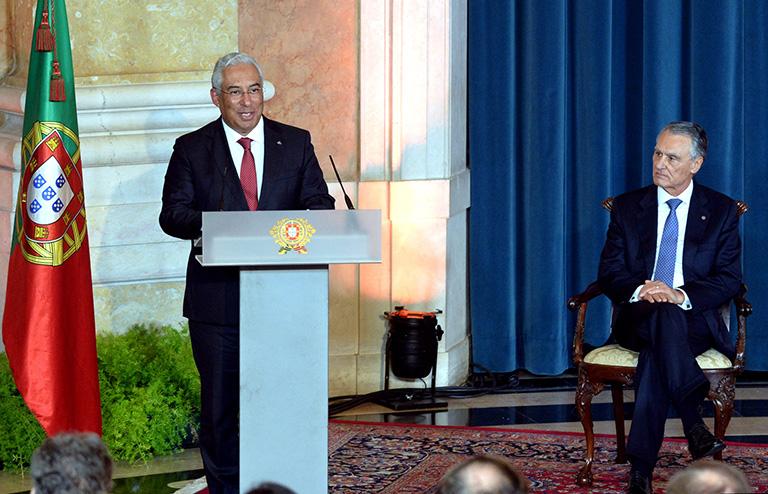 На фото: премьер-министр Португалии Антониу Кошта (слева) выступает во время церемонии приведения к присяге новых министров во дворце Ажуда в Лиссабоне, Португали