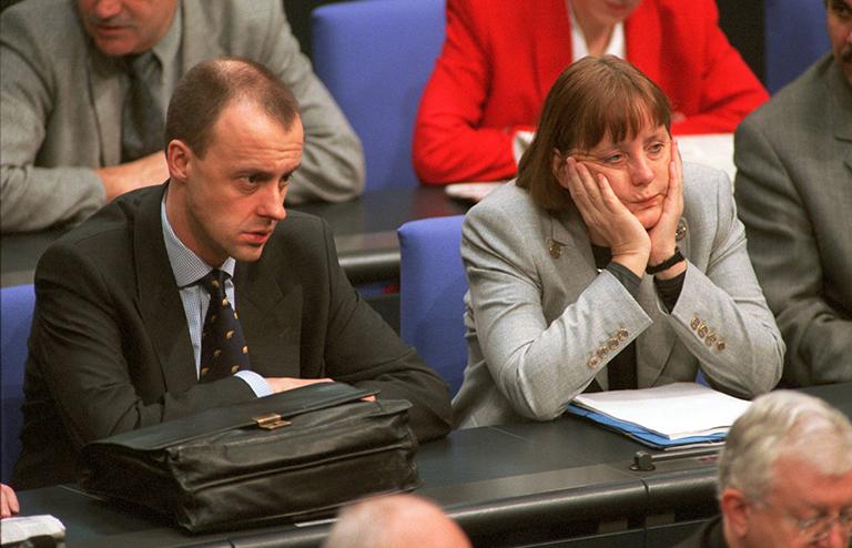 На фото: избранный председатель парламентской группы ХДС / ХСС Фридрих Мерц и генеральный секретарь ХДС Ангела Меркель, 200