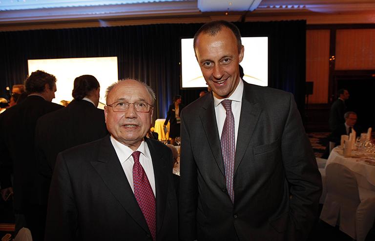 На фото: церемония награждения Билла Гейтса : Фридриха фон Метцлера ли. и Фридриха Мерца, 2011