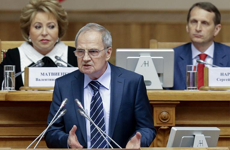 На фото: спикер Совета Федерации РФ Валентина Матвиенко, спикер Госдумы РФ Сергей Нарышкин (слева направо на втором плане) и председатель Конституционного суда РФ Валерий Зорькин (на первом плане) во время заседания Совета законодателей РФ, 2016