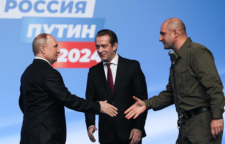 На фото: президент РФ Владимир Путин, сопредседатель избирательного штаба кандидата на должность президента РФ Владимира Путина, Табакова Владимир Машков и сопредседатель предвыборного штаба баллотирующегося в президенты РФ Владимира Путина, глава Народного совета ДНР Артем Жога (слева направо) в избирательном штабе