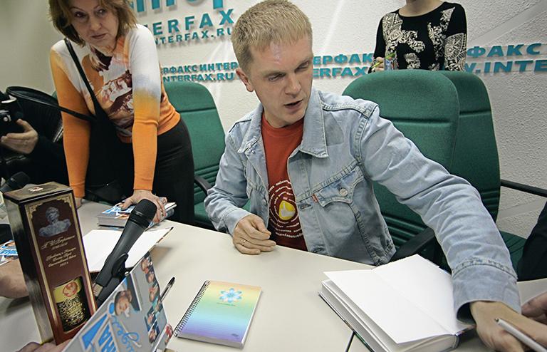 На фото: политический обозреватель "Коммерсанта" Андрей Колесников представил свои книги о президенте "Я видел Путина!" и "Меня видел Путин!", 2004