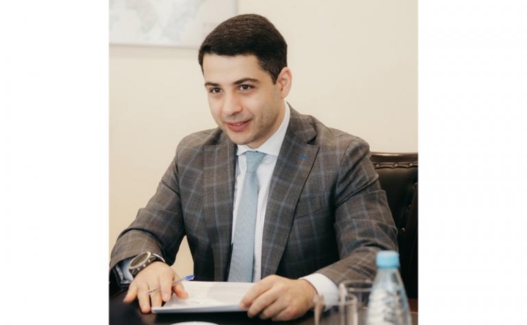 На фото: Эдуард Давыдов внедряет стандарты ESG-управления