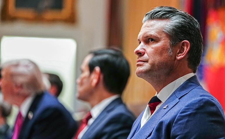 На фото: президент США Дональд Трамп и министр обороны США Пит Хегсет во время двустороннего обеда с президентом Украины Владимиром Зеленским в Белом доме в Вашингтоне, 2025 год.