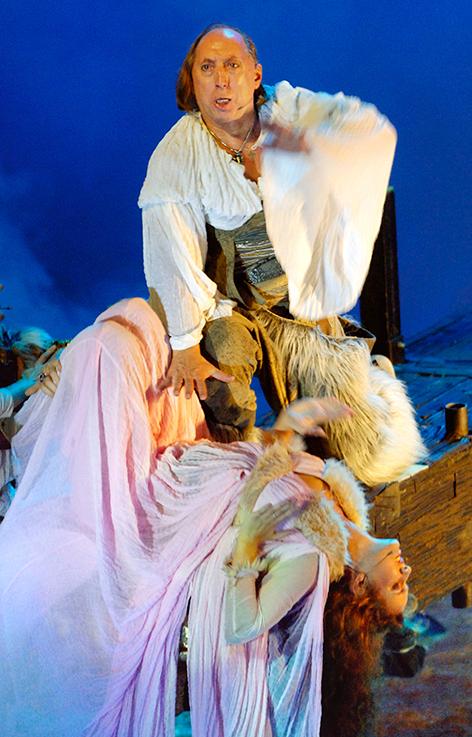 На фото: Валерия Ланская в роли Корделии и Евгений Герчаков в роли Короля Лира в музыкальном спектакле режиссера Сергея Проханова "Лиромания" по мотивам произведения Вильяма Шекспира, премьерный показ которого прошел в московском "Театре Луны". Музыку к спектаклю сочинил композитор Александр Журбин. 2005 год.