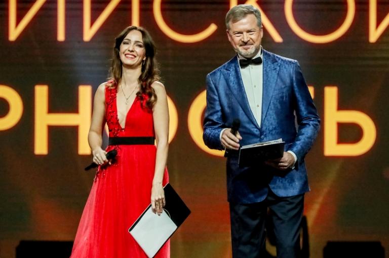 На фото: телеведущие Валерия Ланская и Валдис Пельш во время церемонии вручения наград VII Всероссийской премии "За верность науке" в Государственном Кремлевском дворце.