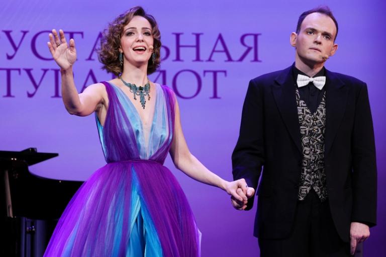 На фото: актеры Валерия Ланская и Александр Бабик на XXXI церемонии награждения лауреатов Первой театральной премии "Хрустальная Турандот" в Центре оперного пения Галины Вишневской. Семь хрустальных наград будут вручены в единственной номинации - "За честь, достоинство и служение зрителю", 2022 год.